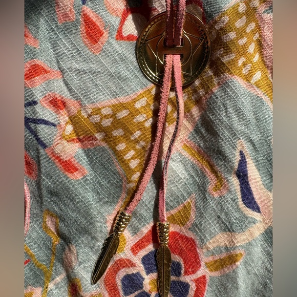 Vintage Concho Bolo Tie – Gold Tone Feather Tips – Pink Suede Cord - Picture 2 of 4